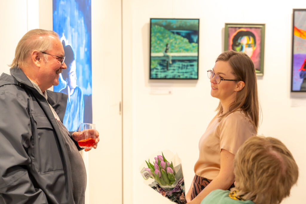 Vernissage "UNterschätze Perspektiven" 2026...mit Künstlerkollege Edmund Werner. Foto: Jürgen Naß (https://www.besterblick.info/)